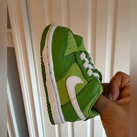 Nike Dunk Green and white 
Size: 3 (Baby) - Picture 5 of 8
